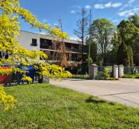 Das Gebäude in der Bodona-Straße mit bunten Containern, Einzimmerwohnung in einer angenehmen, grünen Umgebung.