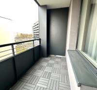 Balkon einer 2-Zimmer-Wohnung mit dekorativen Fliesen in Košice in der Popradská Straße.