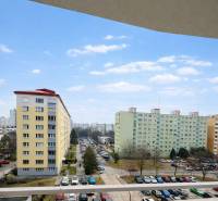 Blick vom Balkon auf die Wohnsiedlung in Bratislava, Petržalka, Jungmanova-Straße.