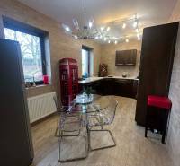 Küche in einem Einfamilienhaus mit Holzboden und Glastisch.