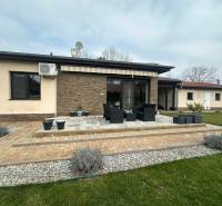 Die Terrasse eines Einfamilienhauses in Komárno mit Blumenkästen und Außenmöbeln.