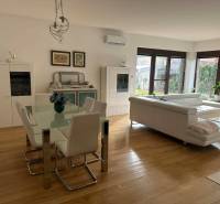 Wohnzimmer in einem Einfamilienhaus mit Holzboden und weißen Möbeln.