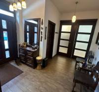 Innenraum eines Einfamilienhauses mit Holzboden, Stauraum und dekorativer Beleuchtung.