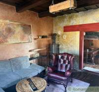 Wohnzimmer in einem Einfamilienhaus mit Ledersessel und Kachelofen.