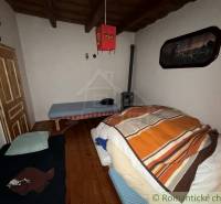 Ein Zimmer in einem Einfamilienhaus mit Holzboden-Dekor und einfacher Einrichtung.