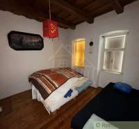 Schlafzimmer im Einfamilienhaus mit dekorativen Elementen und Bodenbelag in Holzoptik.