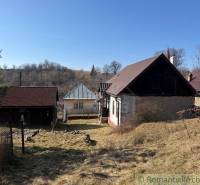Ein Einfamilienhaus in Lipovec mit einem Steingarten und einer natürlichen Umgebung am Hang.