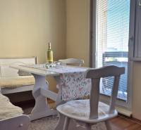 Essecke in einer 2-Zimmer-Wohnung mit Holzboden.