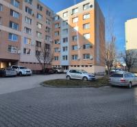 Wohnhaus in der Bratislavská Straße in Piešťany mit Parkplatz und umliegendem Grün.