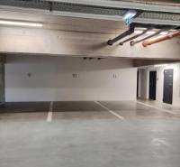 Parkhaus mit nummerierten Stellplätzen in der Bernolákovská-Straße in Senec.