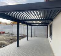 Das Einfamilienhaus in der Devätinova-Straße in Bratislava - Podunajské Biskupice hat eine Terrasse mit einer Pergola.