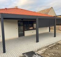 Ein Einfamilienhaus in Bratislava - Podunajské Biskupice in der Devätinova-Straße hat eine überdachte Terrasse.