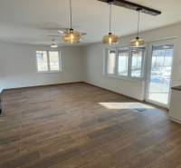 Geräumiger Wohnbereich mit Holzboden in einem Einfamilienhaus.