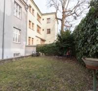 Garten beim Haus in der Leškova-Straße in Bratislava - Altstadt, 3-Zimmer-Wohnung.