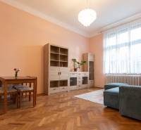 Wohnzimmer in einer 3-Zimmer-Wohnung mit Holzboden, Sofa und Möbeln.