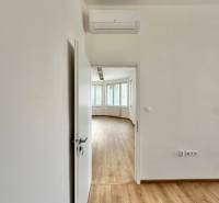 Die Türen führen in ein Büro mit Holzboden und Klimaanlage.