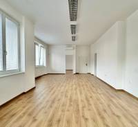 Büros mit Holzboden und Fenstern, Trenčín, M. R. Štefánika.