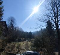 Ein sonniger Tag bei der Hütte in Oščadnica, ein Auto geparkt in der natürlichen Umgebung.