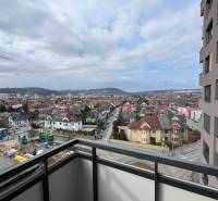 Balkonblick auf das Panorama von einer 3-Zimmer-Wohnung in der Alvinczyho-Straße in Košice.