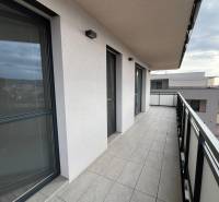 Balkon einer 3-Zimmer-Wohnung mit Fliesen und Aussicht in Košice in der Alvinczyho-Straße.