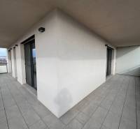 Balkon einer 3-Zimmer-Wohnung mit Panoramablick von der Alvinczyho-Straße, Stadtteil Staré Mesto, Košice.