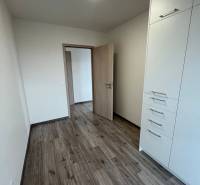 Ein Zimmer in einer 3-Zimmer-Wohnung mit Holzboden und eingebautem Stauraum.