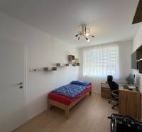 Kinderzimmer in einer 3-Zimmer-Wohnung mit Holzboden, Schreibtisch, Bett.