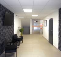 Flur in einer 3-Zimmer-Wohnung mit Fernseher an der Wand und Aufzug im Hintergrund.