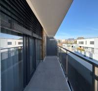 Balkon in einer 3-Zimmer-Wohnung mit Blick auf die Straße in Košice, Stadtteil Západ, Topoľčianska.
