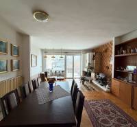 Wohnzimmer in einem Einfamilienhaus mit Holzboden, Esstisch und Kamin.