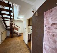 Flur mit offenen Treppen in einem Einfamilienhaus, Boden mit Holzdekor.