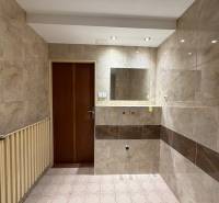 Badezimmer in einem Einfamilienhaus mit Fliesen, Spiegel und Heizkörper.