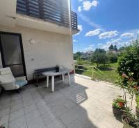 Einfamilienhaus in der Tálová-Straße in Veľké Orvište mit Terrasse und Garten für einen sonnigen Tag.