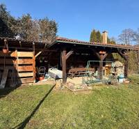 Der Garten eines Einfamilienhauses in Lutila mit einem Holzunterstand und einer Schaukel auf dem Grundstück.