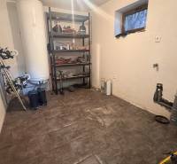 Lagerraum im Einfamilienhaus mit Regal und Sportausrüstung, Boden mit Holzdekor.