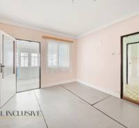 Innenraum eines Einfamilienhauses mit weißen Wänden und Glastüren ohne Holzdekor.