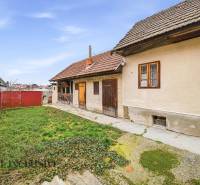 Ein Einfamilienhaus in Topoľníky mit einem Hof, Garten und traditioneller Fassade.