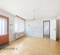 Innenraum eines Einfamilienhauses mit Holzboden und weißen Wänden.