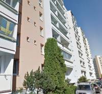 Wohnhäuser und Autos in der Bielorussischen Straße in Bratislava - Podunajské Biskupice.