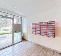 Eingangshalle eines Wohnhauses in der Vyšehradská 23, Bratislava - Petržalka, mit Briefkästen.