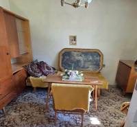 Das Einfamilienhaus enthält ein Esszimmer mit Teppichboden, Möbeln und einem hängenden Kronleuchter.