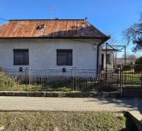 Einfamilienhaus in Pavlovce nad Uhom, Metallzaun, Vorgarten, Blechdach, Baum.