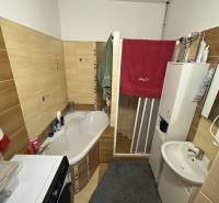 Badezimmer in einer 3-Zimmer-Wohnung mit Badewanne, Waschbecken und Waschmaschine; Stauraum.