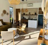 Innenraum eines Einfamilienhauses mit Korbaccessoires und Küche, Boden mit Holzdekor.