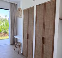 Innenraum eines Einfamilienhauses mit Holzboden und Rattan-Elementen.