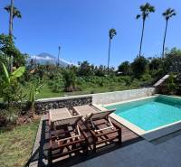 Liegen und Liegestühle mit Blick auf das Grün in der Amedská-Straße, Amed, neben einem Einfamilienhaus.