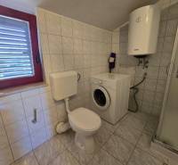 Badezimmer mit Dusche, Waschmaschine und Boiler in besonderen Immobilien.