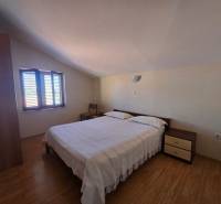 Schlafzimmer mit Lichtlampe und Boden mit Holzdekor, Teil der Besonderen Immobilien.