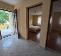 Innenraum von besonderen Immobilien mit Holzboden und Keramikfliesen.