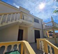 Zweistöckiges Haus mit Treppe und Geländer in der Straße Mulo in der Stadt Vrsi.